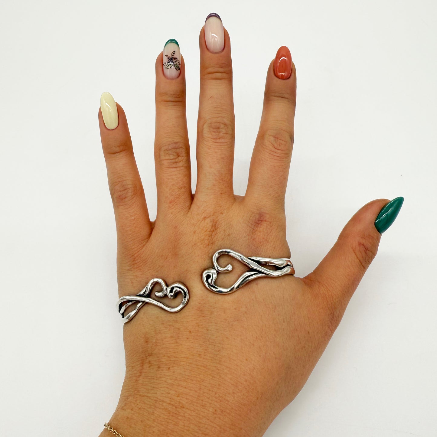
                  
                    Ainalgan Silver Hand Cuff
                  
                